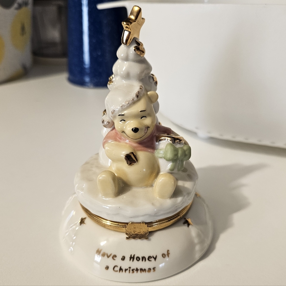 EUC Lenox Disney Winnie the Pooh Holiday Porcelain Trinket Box